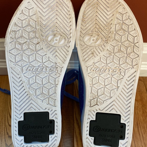 HEELYS -Youth Size 2. The Authentic Wheeled Shoe. - Picture 9 of 12